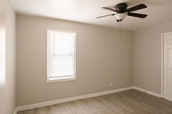 Building Photo - 331 Sandhurst Dr