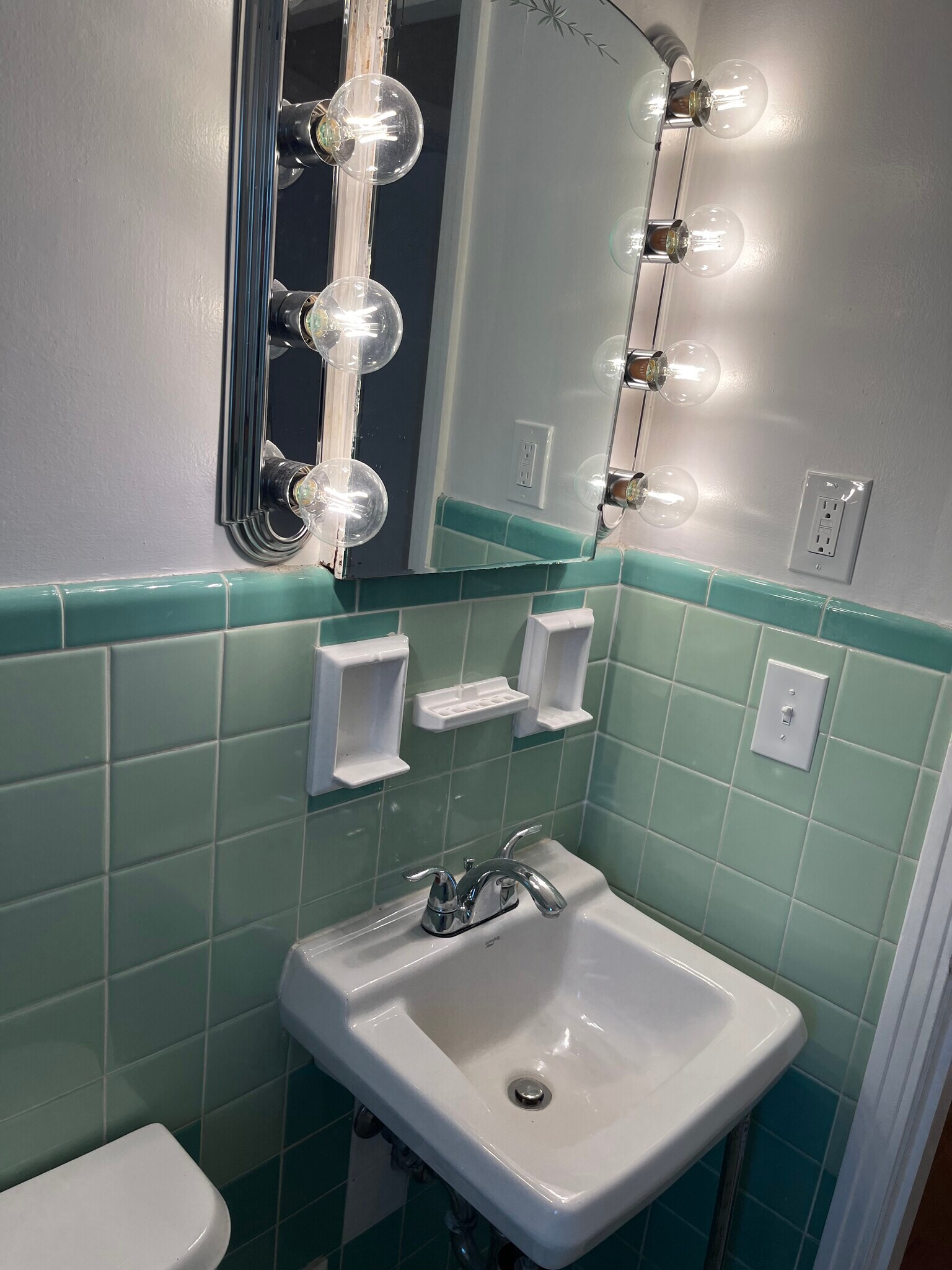 Building Photo - 1078 Delta Ave