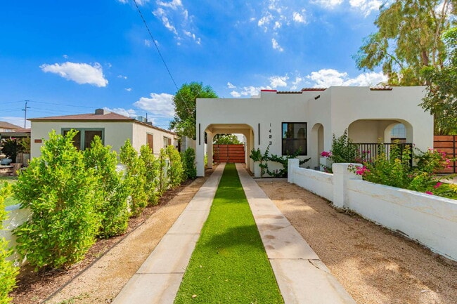 Building Photo - Gorgeous 2-Bed, 2-Bath duplex in the Garfi...