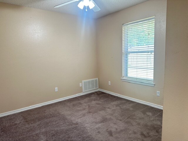 Building Photo - Welcome Home to this 3/2 beautifully Designed for both Relaxation & Entertaining