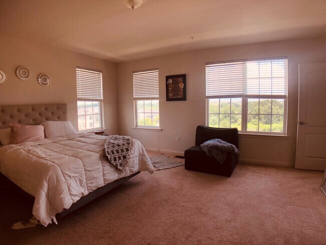 Building Photo - Beautiful and large 3 BR 2.5 BA townhouse/condo