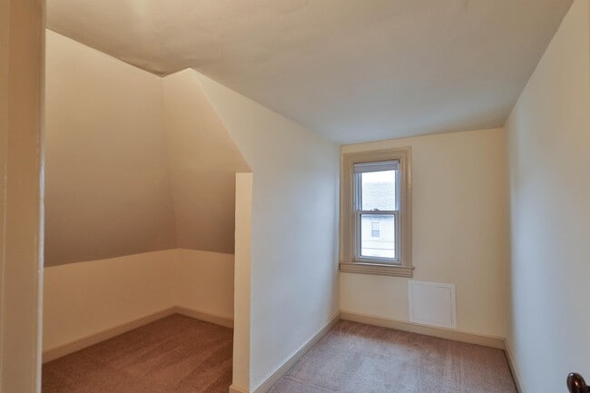 Building Photo - 1104 Elm St