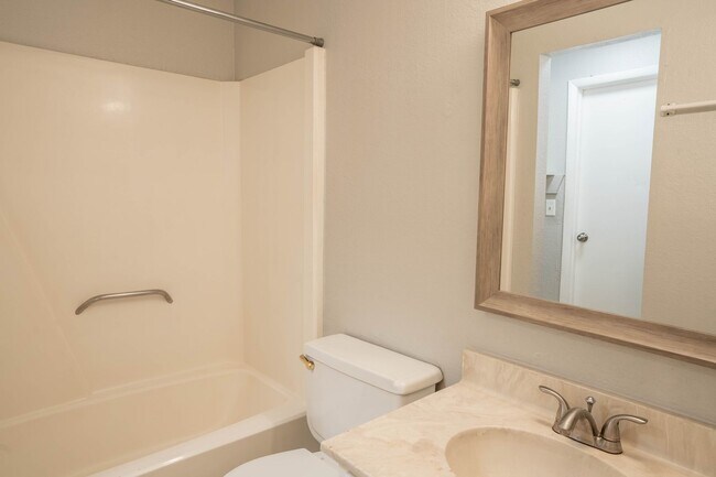 Building Photo - Stunning remodeled 2 Bedroom home in great area!