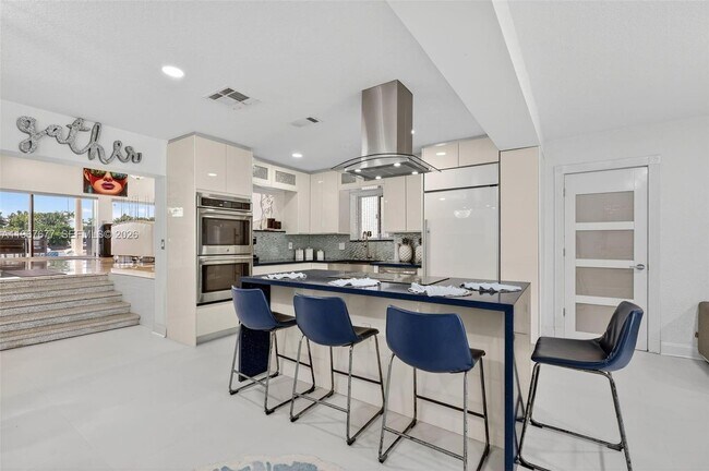 Building Photo - 317 S Riverside Dr