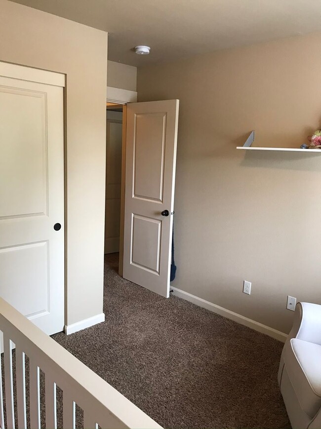 Building Photo - 4bed/3ba Old Portland style Home Nestled i...
