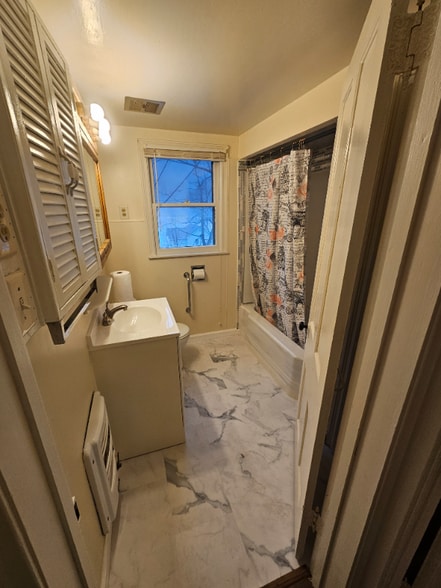 Building Photo - 1046 W 1st St