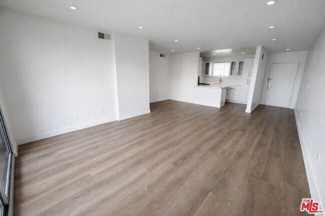 Building Photo - 605 San Vicente Blvd