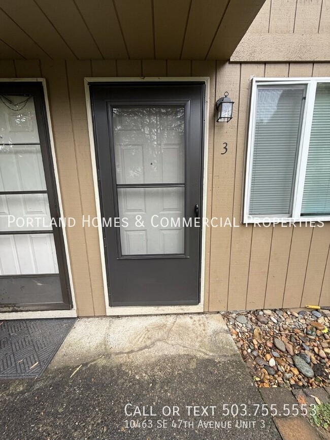 Building Photo - Milwaukie Triplex - 2 Bedroom