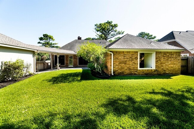 Building Photo - 15406 Greenleaf Ln
