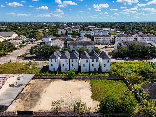 Building Photo - 6324 Del Rio St