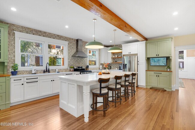 Building Photo - 290 St George St