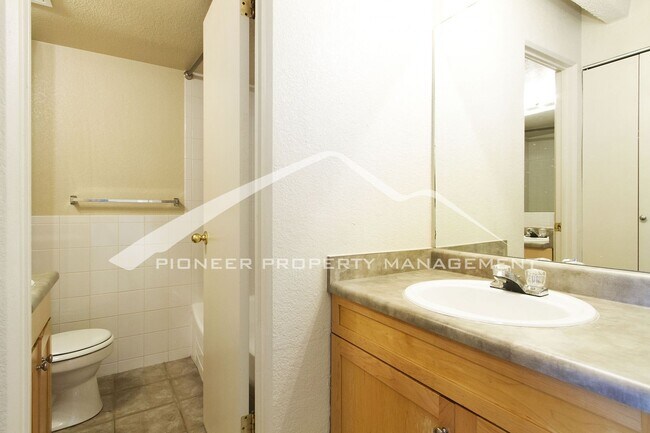 Building Photo - Cozy Condo with Assigned Parking Spot and Balcony