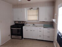 Building Photo - 3211 Maple Ave