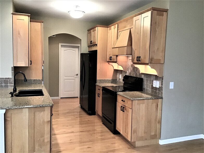 Building Photo - 5298 Fredericks Stand