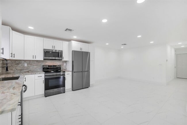 Building Photo - 810 SW 14th Ct