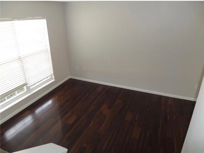 Building Photo - 1219 Ridgeway Dr