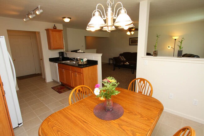 Building Photo - 6 Livery Way