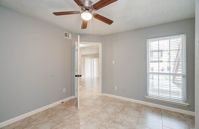 Building Photo - 10555 Turtlewood Ct