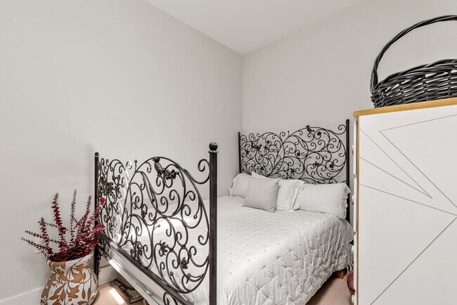 Building Photo - 2478 1/2 Ontario Road Northwest-SI ID1011218P