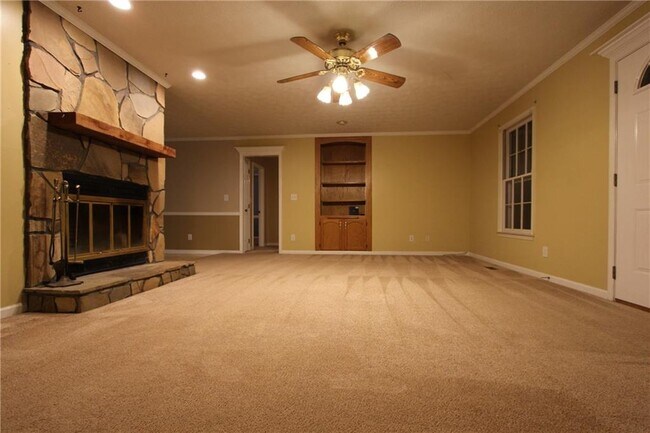 Building Photo - 818 Springlake Rd