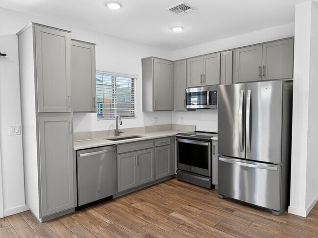 Building Photo - Stunning New 3Beds/2.5Bath Townhome in Phoenix, AZ!