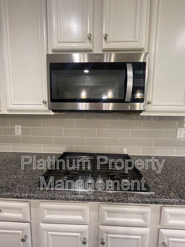 Building Photo - 5180 Mirror Lake Dr