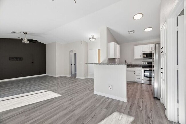 Building Photo - 1057 S Jamaica Way