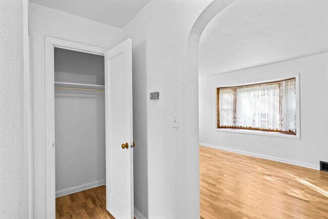 Building Photo - 305 Knoop Ln