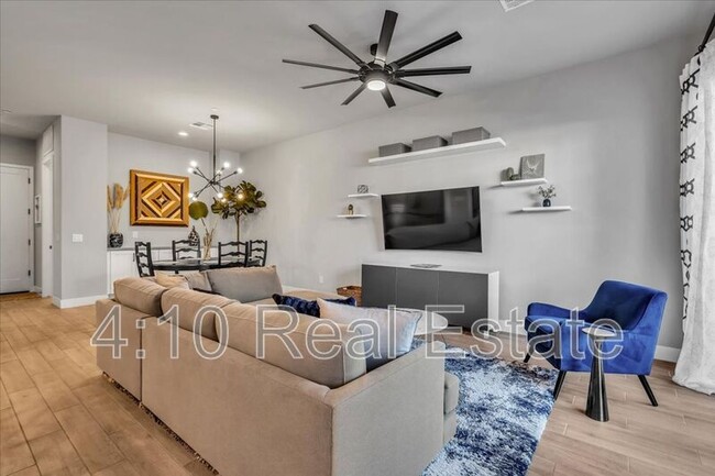 Building Photo - 1111 E Missouri Ave