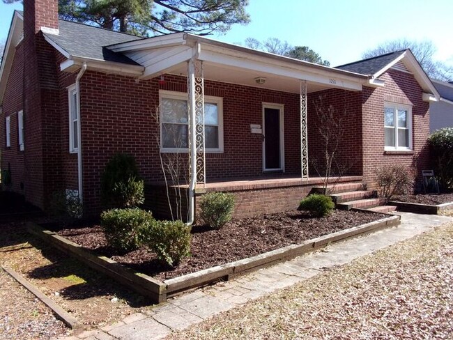 Building Photo - 3 Bedroom Brick Ranch in Beaty Estates