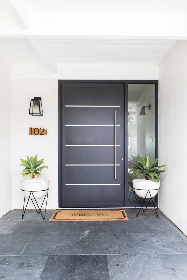 Building Photo - Great private location from this Fully ren...