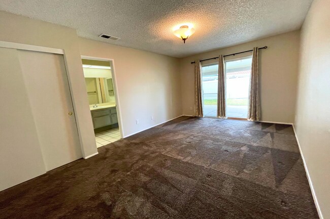 Building Photo - 4 Bed/2 Bath | Plus Office/Den | Single St...