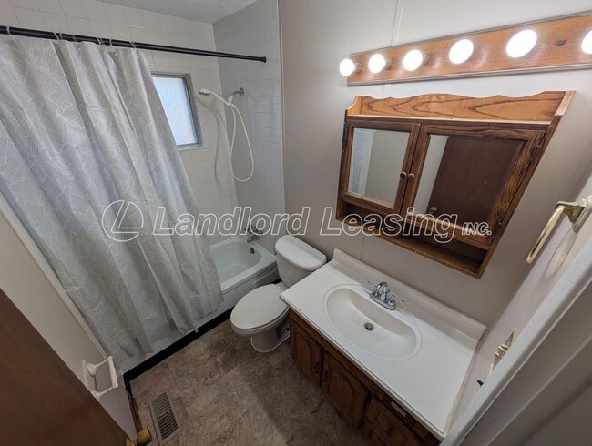 Building Photo - Brick Ranch Duplex with Fireplace, Private...