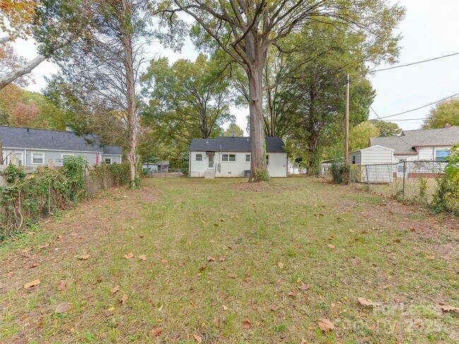 Building Photo - 2721 Mayflower Rd