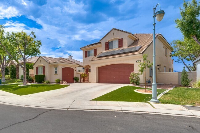 Building Photo - Luxurious, Entertainers Dream 4 Bedroom Home