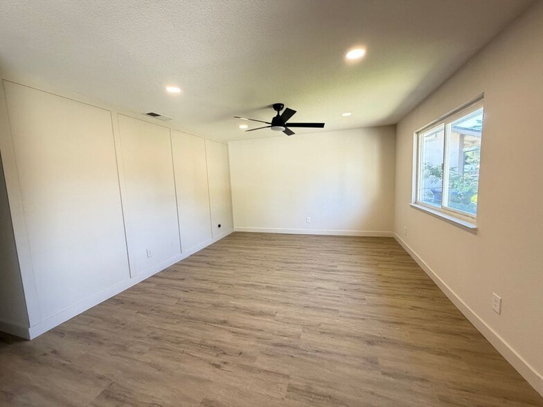 Building Photo - 8732 El Toreador Way