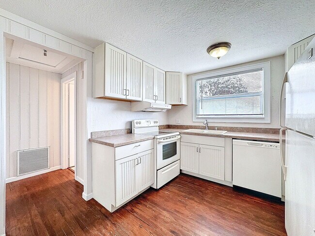 Building Photo - 2649 1/2 Dartmouth Ave N