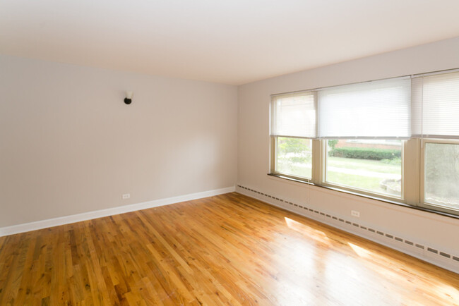 Building Photo - 2118 W Foster Ave