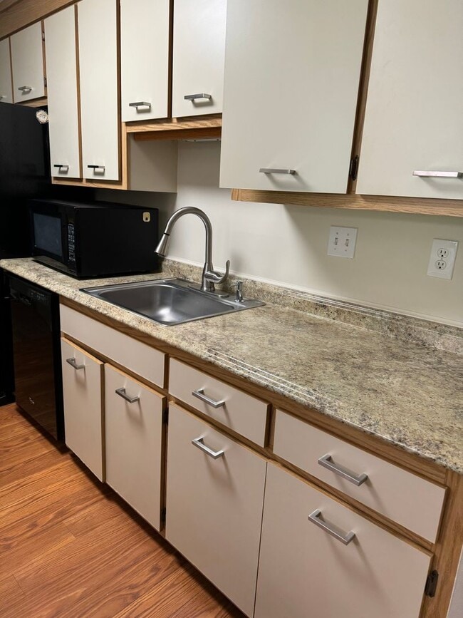 Building Photo - Nashua Ledgewood Hills condo for rent