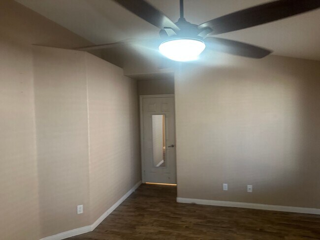 Building Photo - NW!! Single Story Home!! No Carpet!! Pot S...