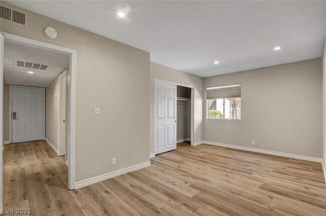 Building Photo - 5240 Indian River Dr