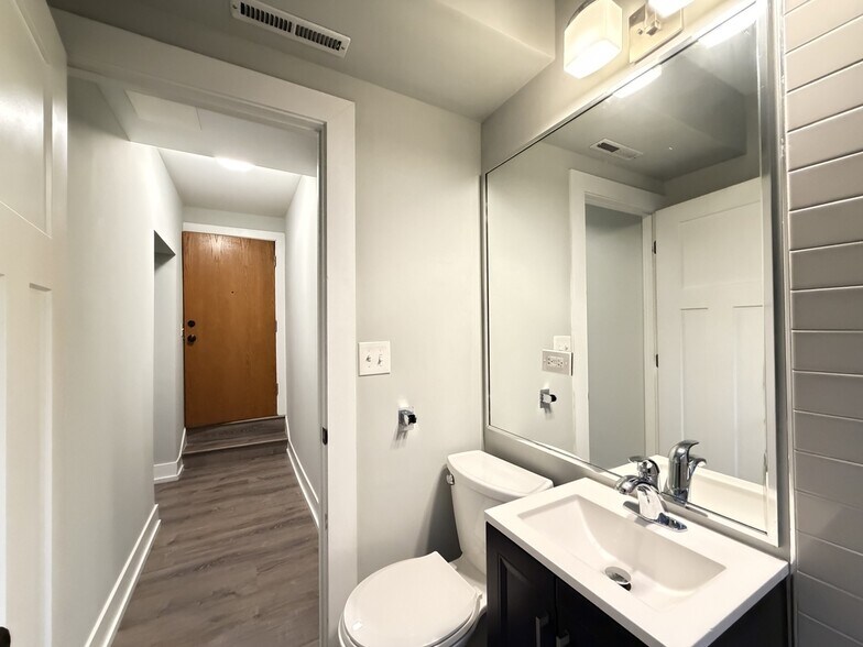 Building Photo - 913 Maple