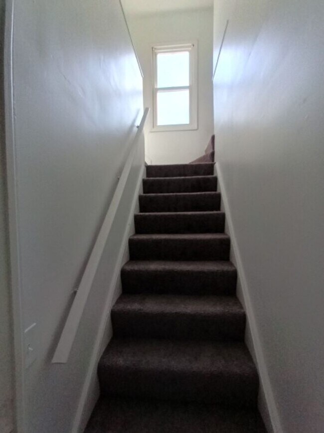 Building Photo - 3 bedroom, 1 bathroom Now Available!