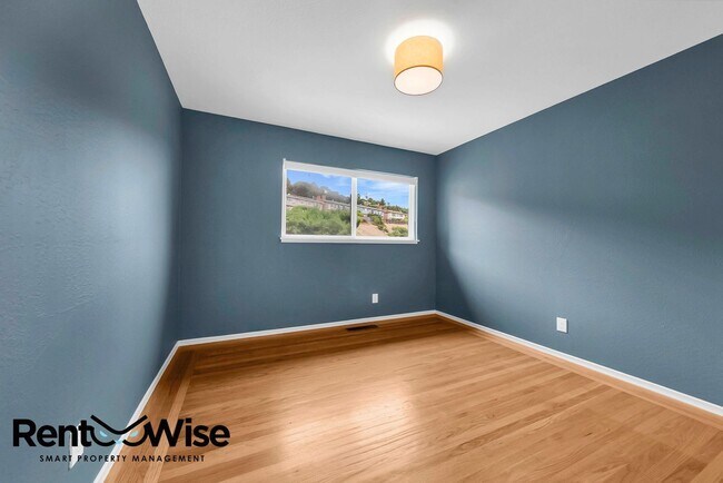 Building Photo - 315 Crestmont Dr