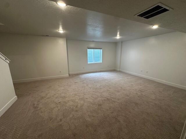 Building Photo - Mapleton 64