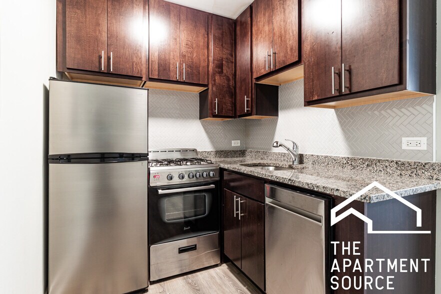 Building Photo - 529 W Surf St