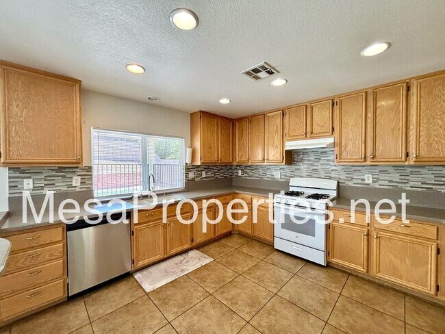 Building Photo - 14027 Silver Creek Way