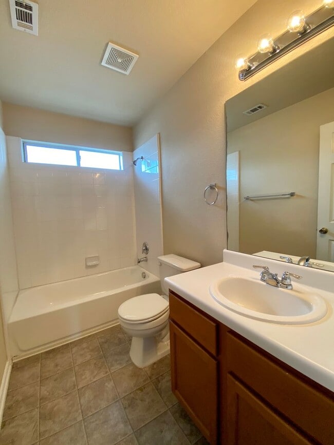 Building Photo - Charming New Braunfels Home Available for Immediate Move In