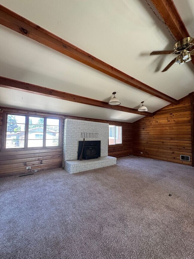 Building Photo - Rustic Charm Meets Modern Comfort!