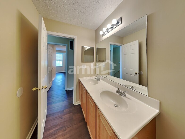 Building Photo - 279 La Salle Ct